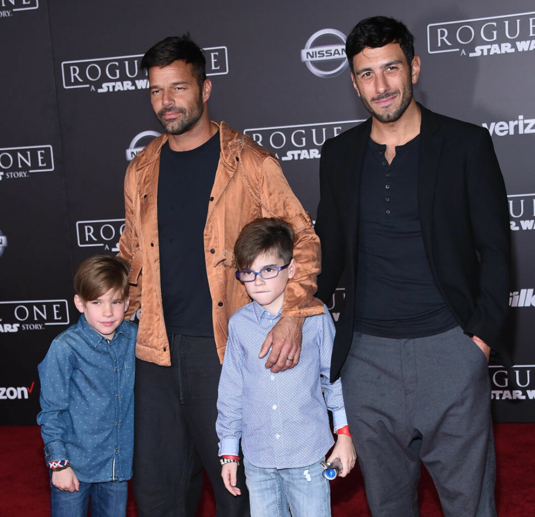 Snart kan familjen bli ännu större. Ricky Martin tillsammans med svenske fästmannen Jwan Yosef och barnen Matteo och Valentino. Snart kan familjen bli ännu större. Ricky Martin tillsammans med svenske fästmannen Jwan Yosef och barnen Matteo och Valentino.