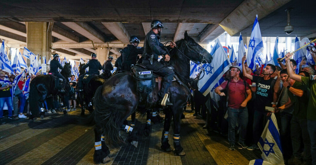 Ridande polis skingrar demonstranter som blockerar ingången till Ben Gurion-flygplatsen i Tel Aviv. Flygplats blockeras i protest mot lagförslag