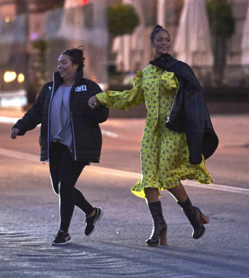 Vilken tur att man kan hålla i sin assistens 52113246 Singer Rihanna spotted walking from the Grand Hotel to a small restaurant in Stockholm, Sweden on July 5, 2016. Rihanna signed some autographs for fans before walking back to her hotel with her security team. FameFlynet, Inc - Beverly Hills, CA, USA - +1 (310) 505-9876 RESTRICTIONS APPLY: NO DENMARK COPYRIGHT STELLA PICTURES
