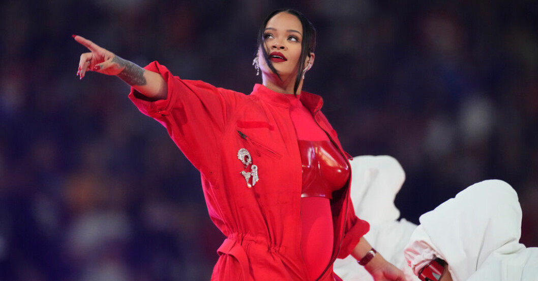 Rihanna klädd i rött under Super Bowl tidigare i år. Snart blir hon smurf-blå. Arkivbild. Rihanna blir Smurfan i ny musikalfilm