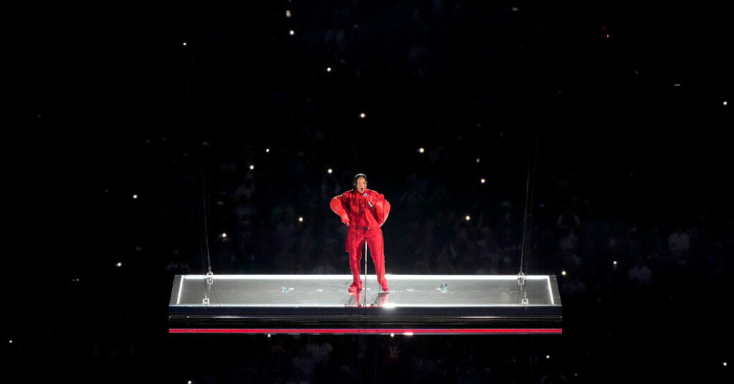 Rihanna körde några av sina största hits. Rihanna bjöd på smatterband av hits i halvtid