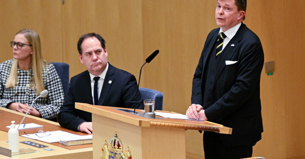 Riksdagens talman Andreas Norlén talar under en ceremoni i riksdagen med anledning av årsdagen av Rysslands fullskaliga invasion av Ukraina. Talmannen: Årsdagen visar Ukrainas styrka