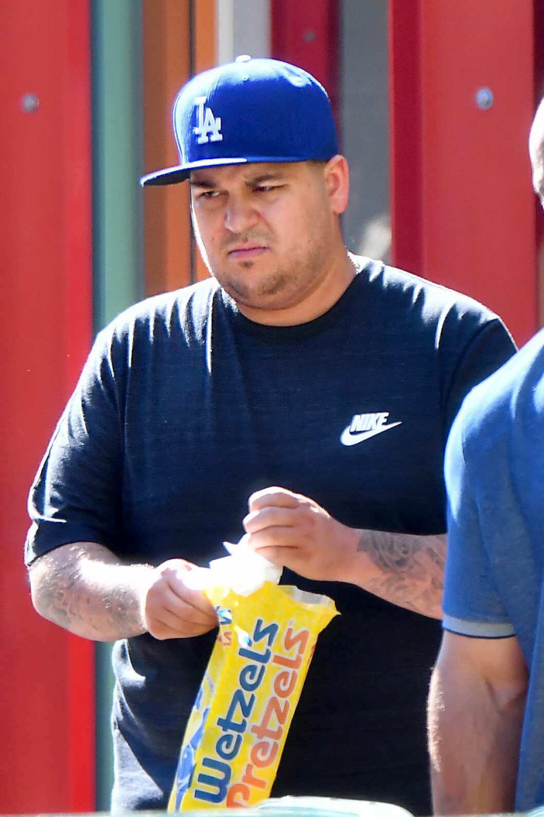 Rob Kardashian ser inte ut att vara helt nöjd med livet.
