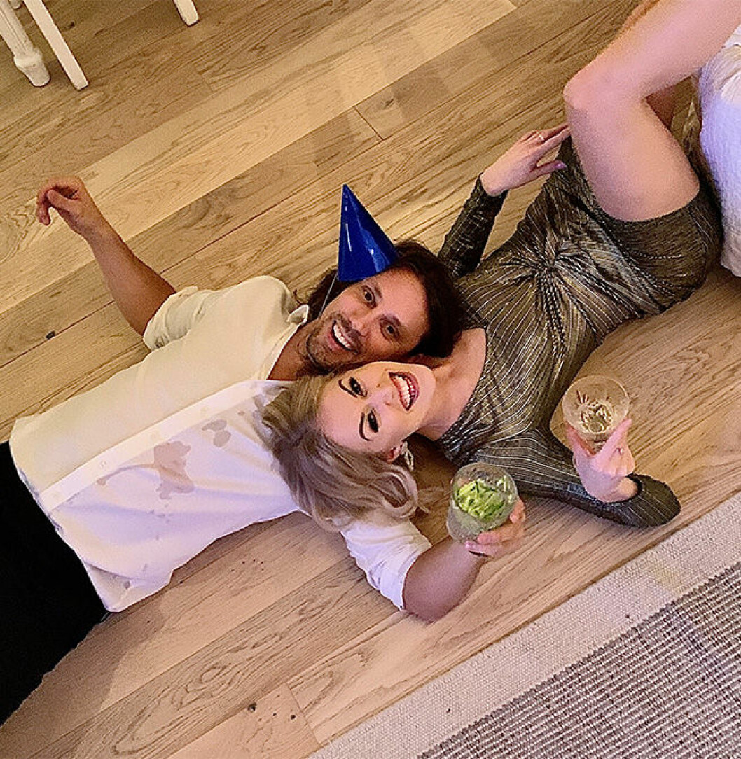 Robban och Simone föll pladask för varandra på första dejten. Robert ”Robinson-Robban” Andersson med sambon Simone