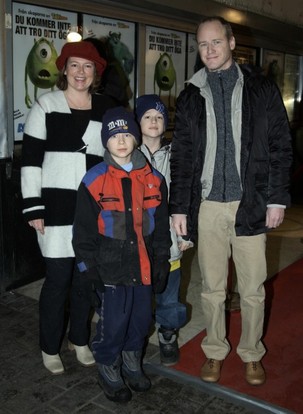 FOTO: Micael Engström/TT Robert Gustafsson med frun Lotta och barnen Valentin och John på Monsters Inc premiär