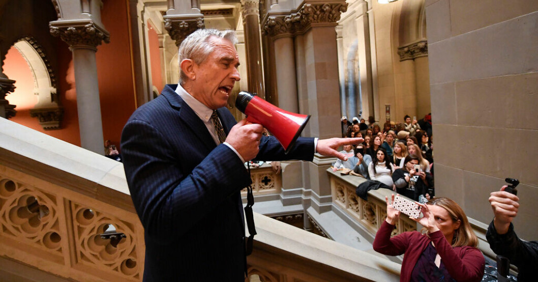 Robert F Kennedy Jr håller ett anförande emot ett demokratiskt lagförslag om att göra fler vaccin obligatoriska för skolbarn. Bild från januari 2020. Vaccinmotståndaren Kennedy utmanar Biden