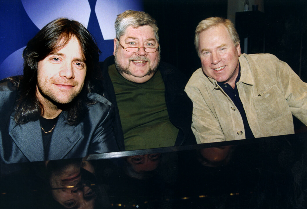 Robert Wells, Peter Harrysson och Anders Berglund bakom pianot inför premiären av SVT:s <span class=" italic" data-lab-italic_desktop="italic">Så ska det låta</span> år 2003. Robert Wells, Peter Harrysson och Anders Berglund bakom pianot inför premiären av SVT:s Så ska det låta år 2003.
