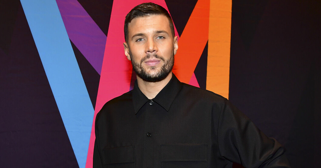 Robin Bengtsson. Robin Bengtsson under SVTs presentation av de artister som ska tävla i Melodifestivalen 2020.