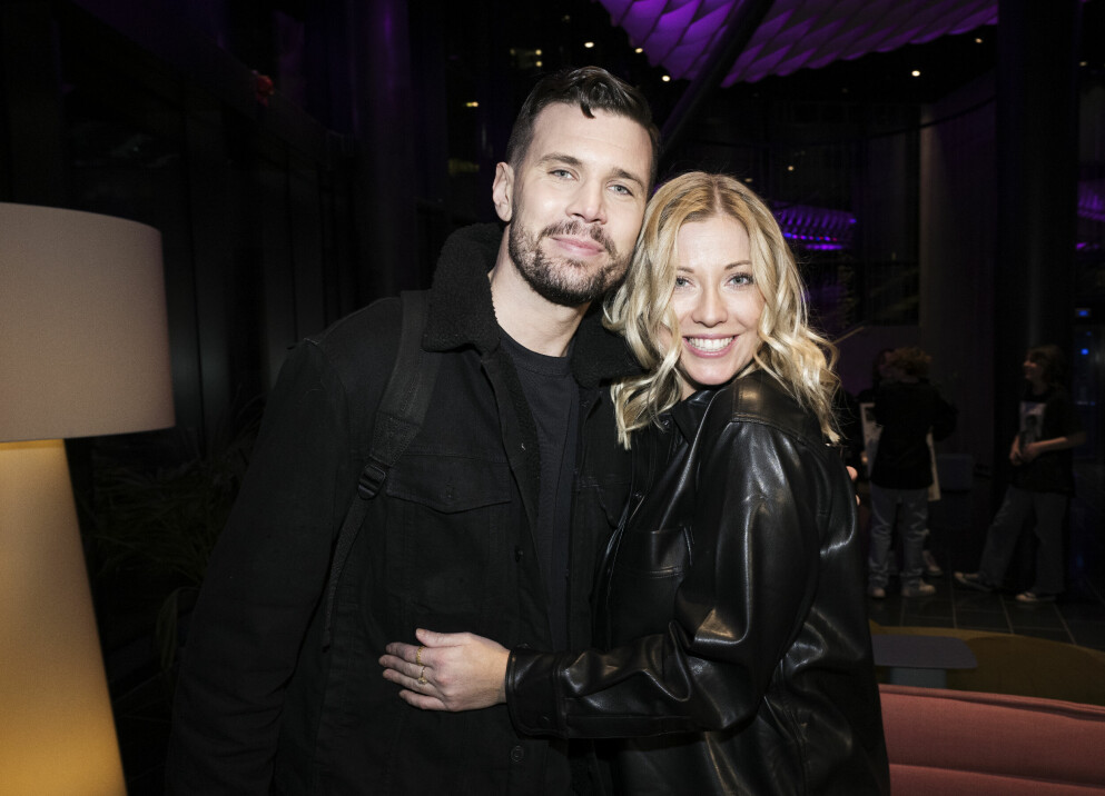 Robin Bengtsson och flickvännen Sigrid Bernson firade tillsammans efter <span class=" italic" data-lab-italic_desktop="italic">Melodifestivalen</span> 2022 deltävling 1, där Robin gick vidare direkt till finalen. Robin Bengtsson och flickvännen Sigrid Bernson firade tillsammans efter Melodifestivalen 2022 deltävling 1, där Robin gick vidare direkt till finalen.