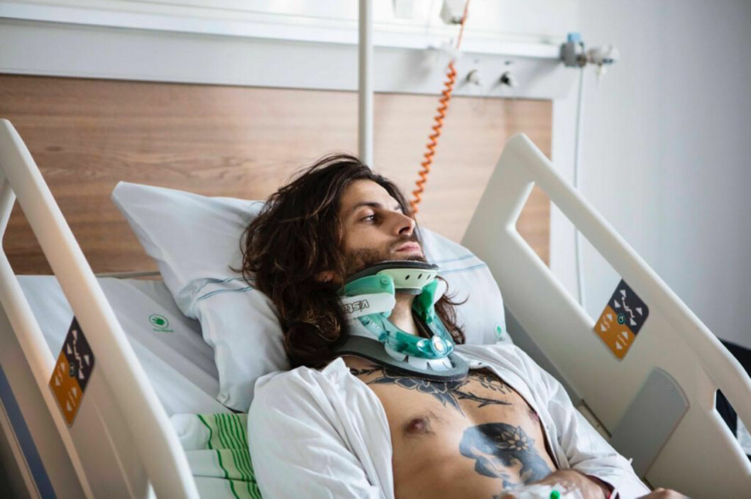 Robinson-Klas på sjukhuset. <strong>Foto: Iza Boëthius.</strong> Robinson-Klas Beyer hamnade på sjukhus efter en otäck olycka där han bröt nacken.