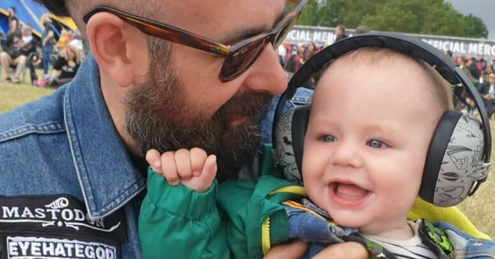 Ziggy hade klätt sig i liknande kläder som pappa Andrew. Andrew Harris och Ziggy