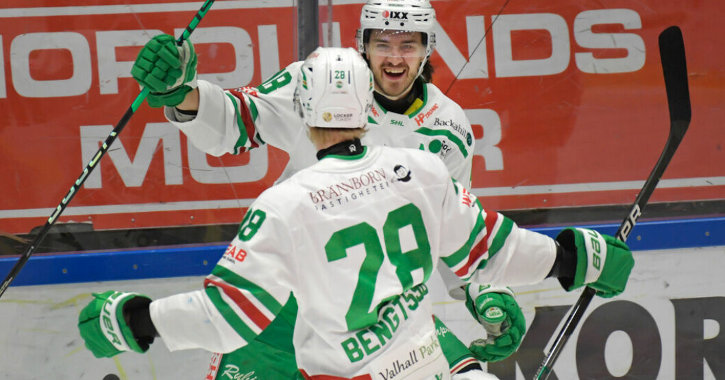 Rögles Dennis Everberg jublar tillsammans med Anton Bengtsson efter ledningsmålet i segermatchen borta mot Skellefteå. Rögle fällde favoriten: "Otroligt skön känsla"