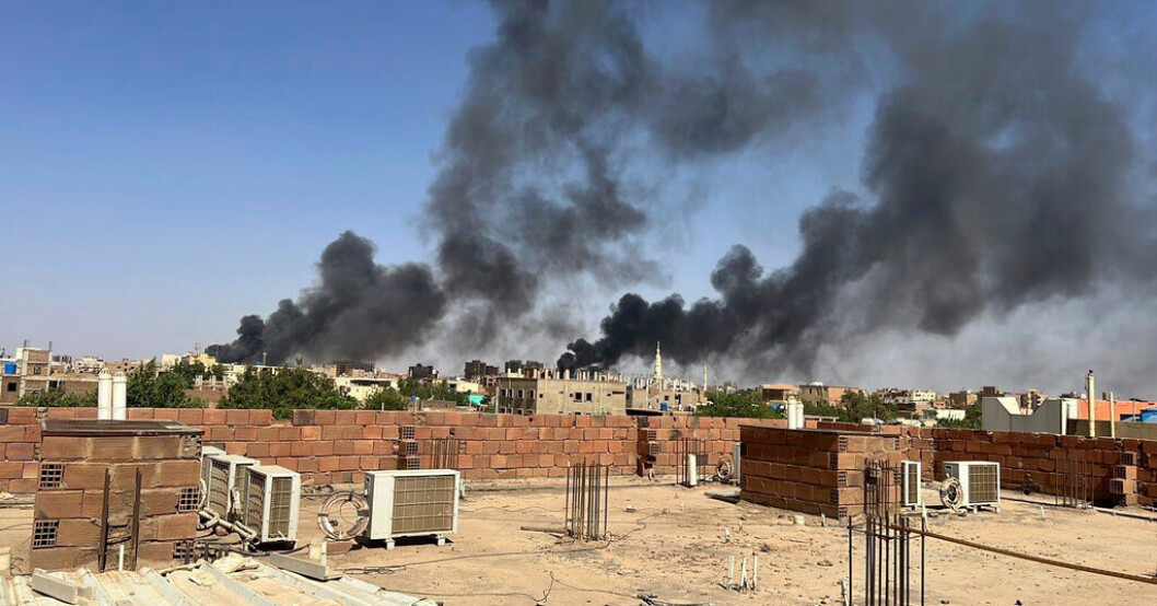 Rök fyller himlen över Sudans huvudstad Khartum på fredagen. Nytt hopp om vapenvila i Sudan