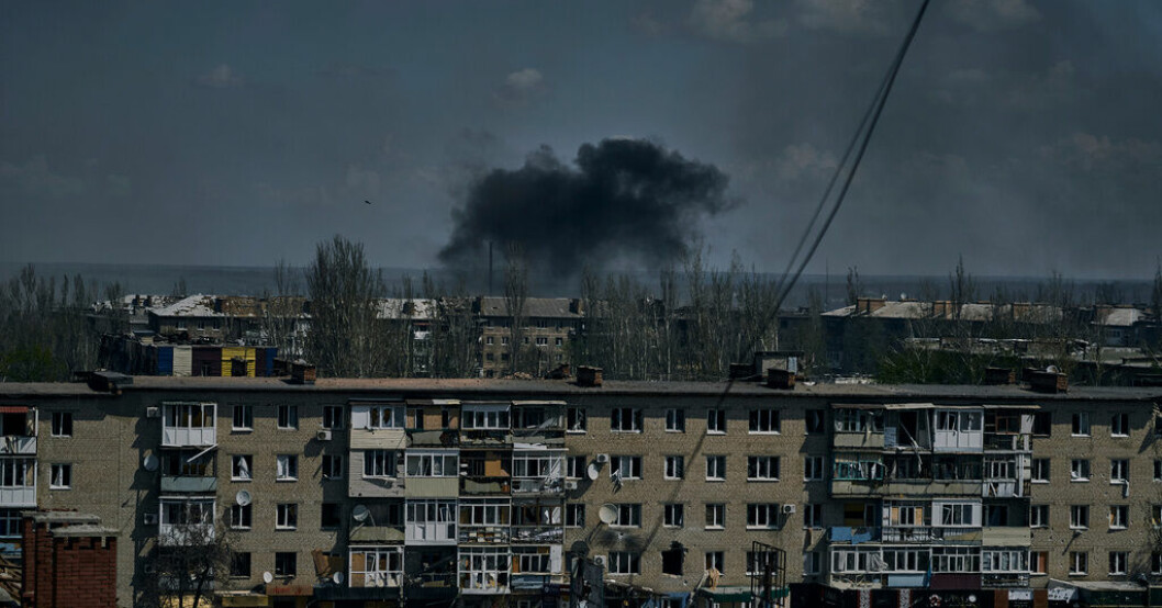 Rök över bostadshus i Bachmut. Bild från april i år. Ukraina: Ryssland drar sig tillbaka vid Bachmut
