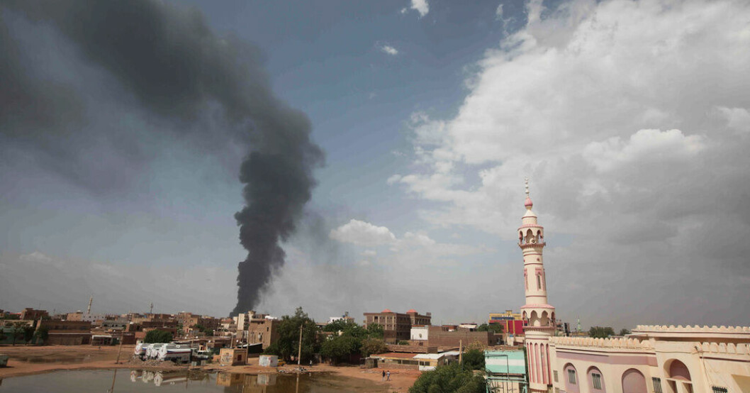 Rök över Khartum efter anfall i torsdags. Sudan: Eldupphör i ett dygn