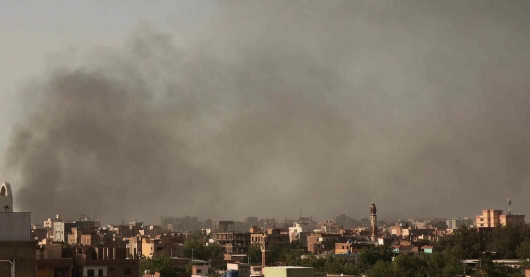 Rök stiger i huvudstaden Khartum. Bilden togs i lördags. FN: Humanitär katastrof och massflykt i Sudan