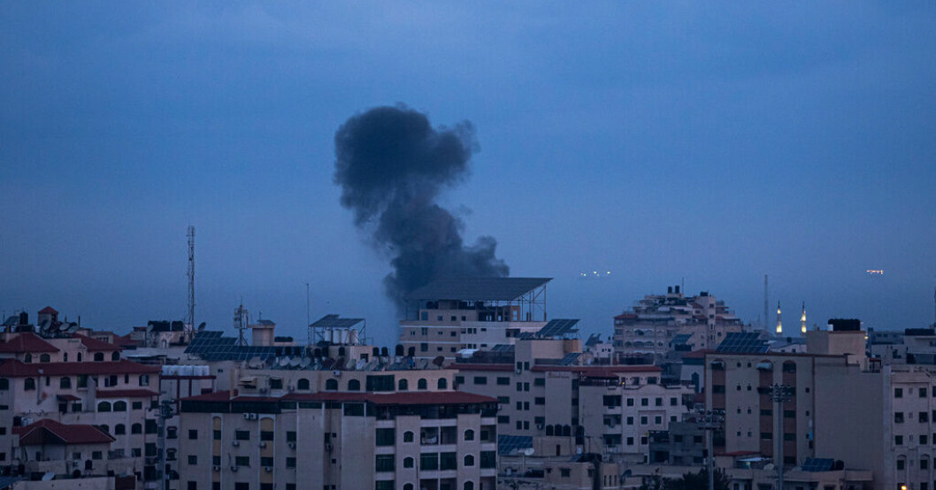 Rök stiger mot himlen från en byggnad i västra Gaza efter Israels flyganfall på torsdagsmorgonen. Netanyahu: Vi slår tillbaka mot terrorism