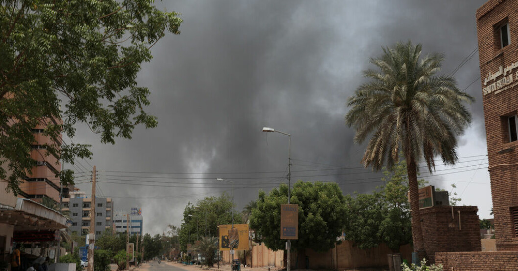 Rök stiger över huvudstaden Khartum efter att våldsamheter bröt ut den 15 april. Lejonreservat i fara i konfliktens Sudan