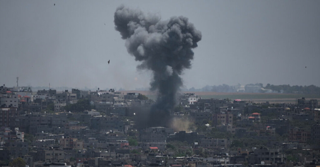 Röken stiger efter en explosion efter israelisk flygräd mot Gaza på lördagen. Uppgifter: Avtal om eldupphör i Gaza