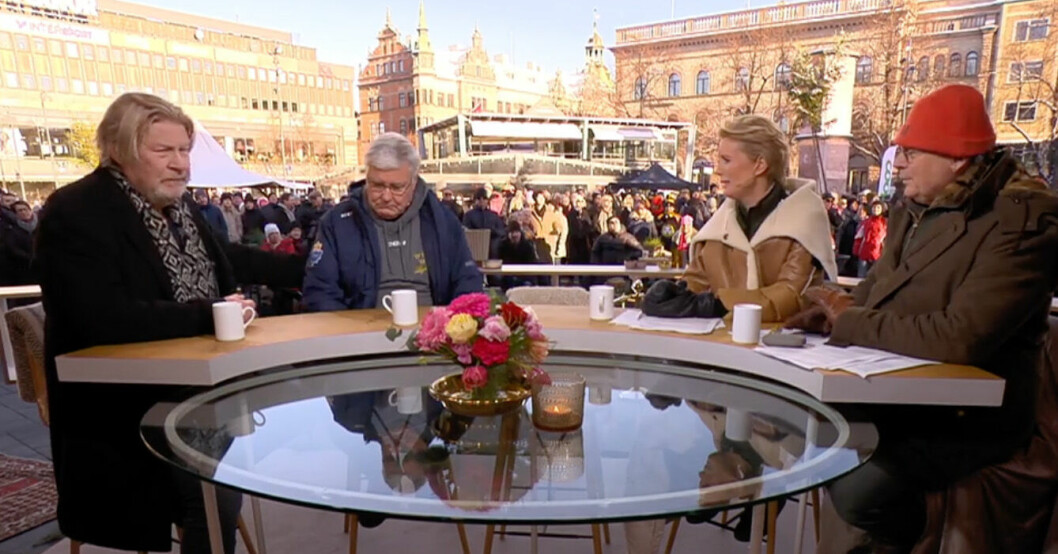 Rolf Lassgård tröstar Stig Salming.