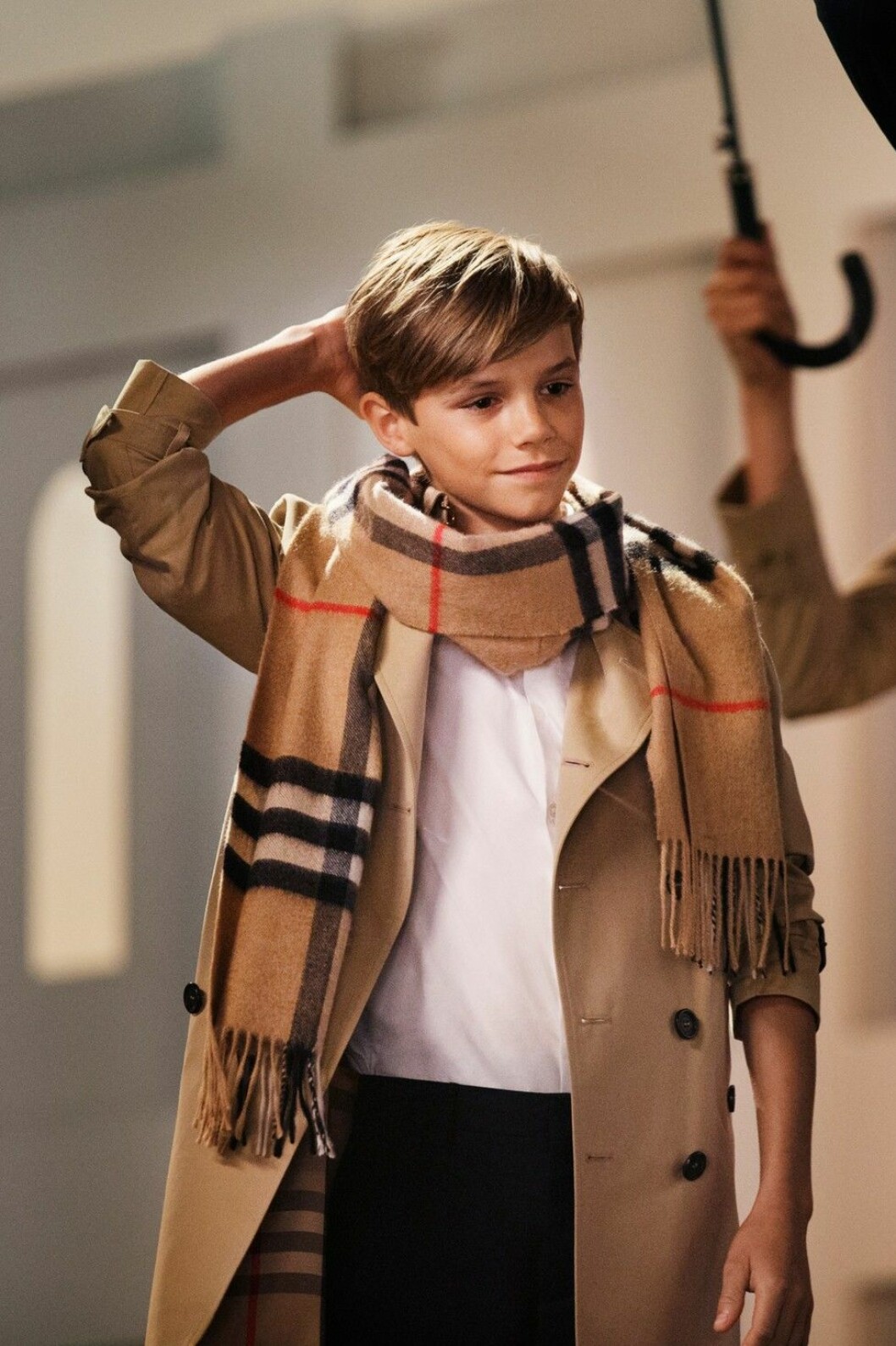 Romeo Beckham framför kameran. Foto: All Over Press Romeo Beckham for Burberrys