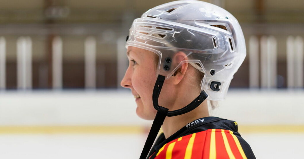 Rosa Lindstedt, lagkapten i Brynäs, med den genomskinliga hjälmen. SDHL-spelarnas markering för jämställdhet