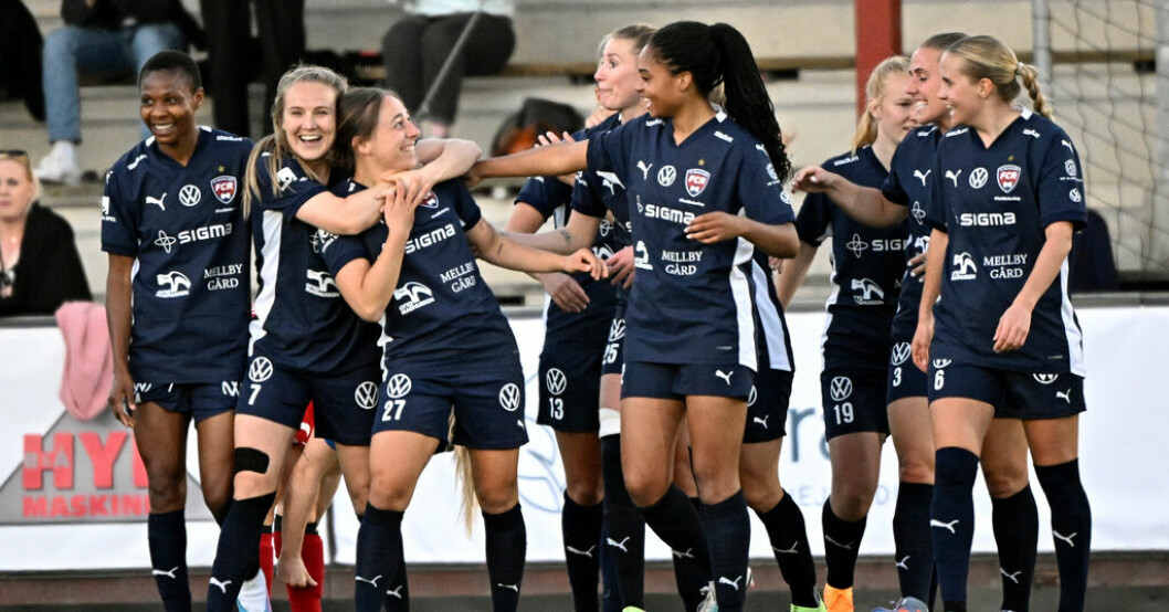 Rosengård firar ett av de fyra målen mot Vittsjö. Succé för nye tränaren: "Fantastiska spelare"