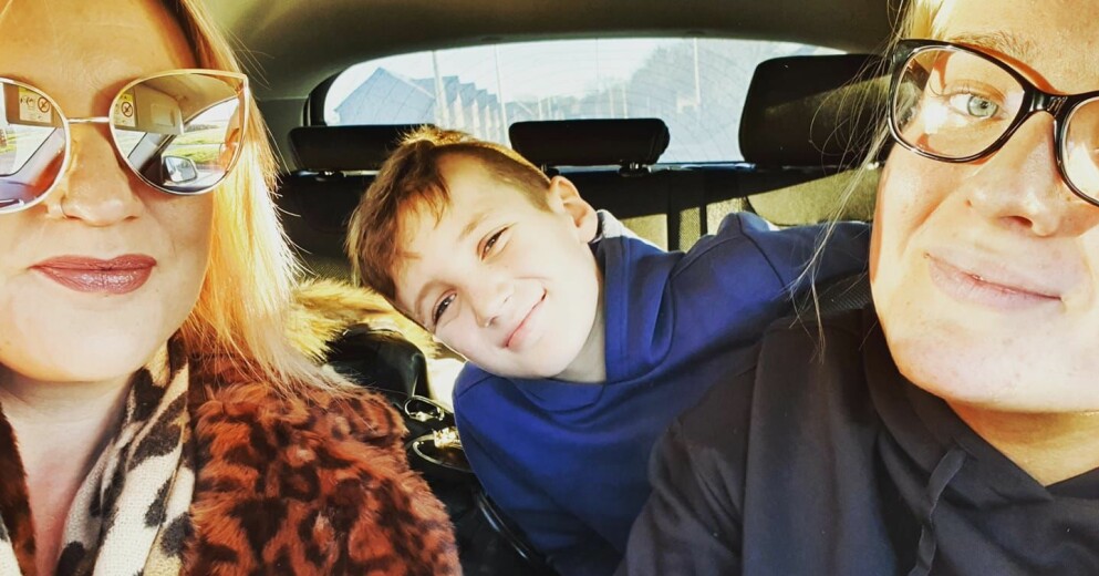 Rosie sitter i bilen med sina barn Logan, 10, och Morgan, 19. Rosie, Logan och Morgan