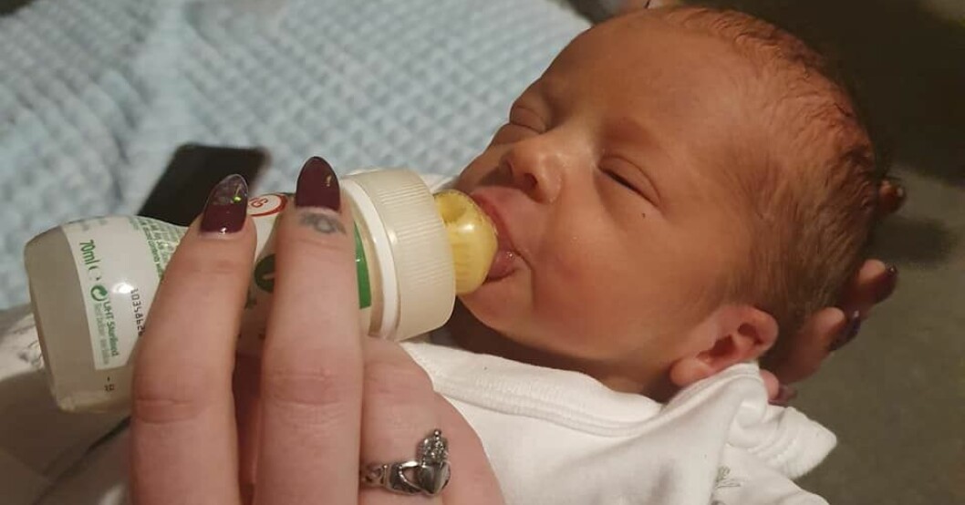 Rosie brukar ofta promenader med barnbarnet Rox. Folk runt omkring är i chock och tror att hon är hans mamma, men så är det ju inte – även om Rosie gärna låter de leva med den ovetskapen: ”Blir verkligen inte förvånad”, säger mormorn. Barnbarnet Rox