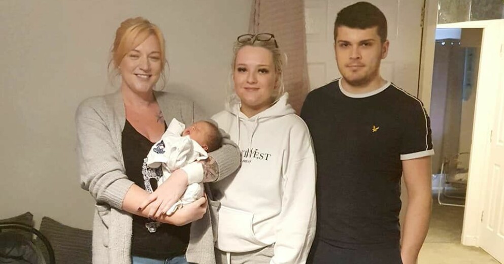 Rosie håller i barnbarnet Rox. Vid hennes sida står dottern och den nyblivna Morgan tillsammans med sin pojkvän. ”Det har varit helt bisarrt att se min dotter bli mamma”, säger Rosie. Rosie, Morgan och Morgans pojkvän