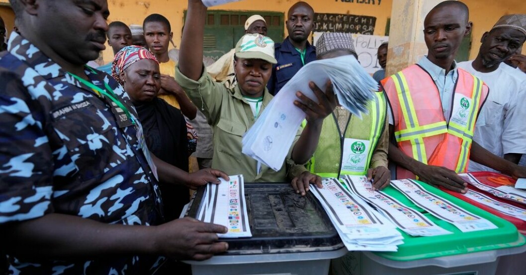 Rösträknare vid en vallokal i Yola i Nigeria. Försenad räkning inledd i Nigeria