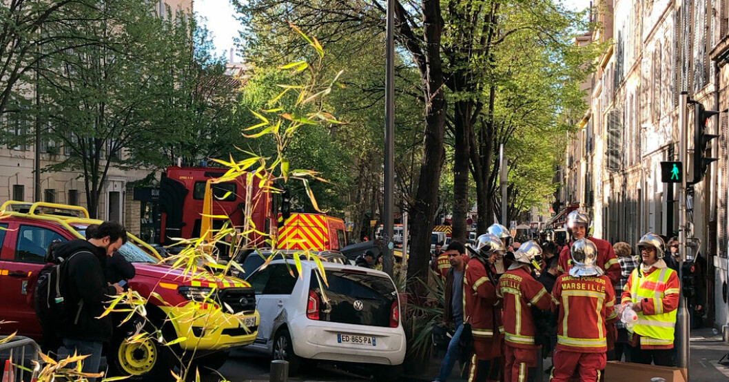 Runt 100 brandmän deltar i söndagens räddningsinsats i Marseille. Åtta saknas efter husras i Marseille