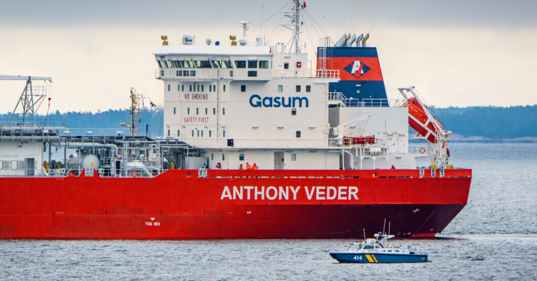 Rysk gas anlände på fredagsmorgonen till Nynäshamns hamn med fartyget ”Coral Energy”. Fartyg med rysk gas till Sverige på årsdagen