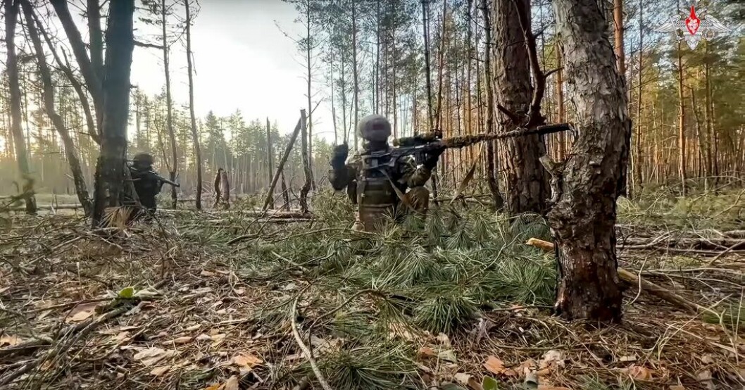 Ryska soldater i terrängen, i en bild från ryska försvaret. Tankesmedja: Ryska styrkor bättre än förra året