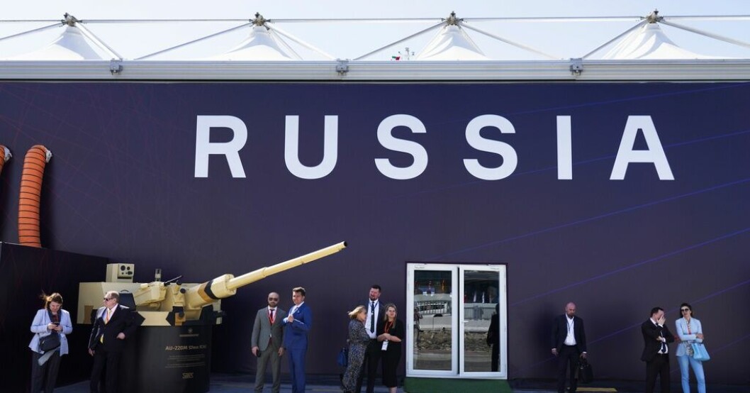 Ryska vapenförsäljare vid en försvarskonferens i Abu Dhabi i februari. Ryssland sålde allt från AK47:or till robotsystem under mässan, trots sanktionerna från väst. Europa köper fler vapen – Ryssland säljer färre