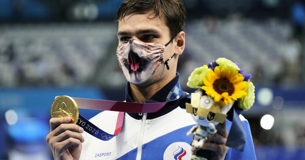 Ryske ryggsimmaren Jevgenij Rylov tog dubbla OS-guld i Tokyo 2021, men stoppas från VM i år. Arkivbild. Ryssland ser ut att stoppas i sim-VM
