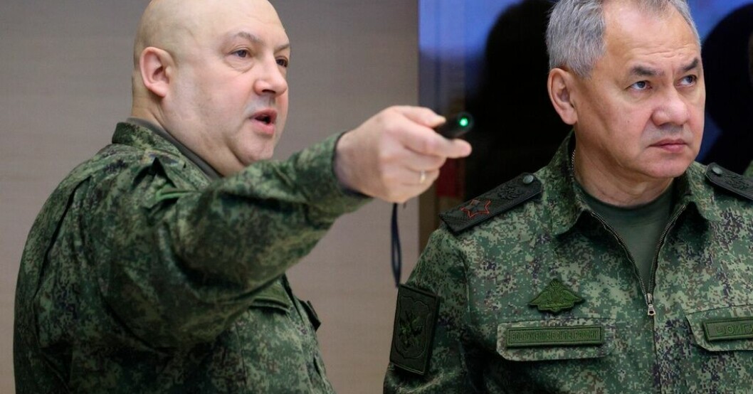 Ryske toppgeneralen Sergej Surovikin, till vänster, tillsammans med Rysslands försvarsminister Sergej Sjojgu under ett möte med president Vladimir Putin i december. Arkivbild. Många oklarheter kring ryska toppmilitärer