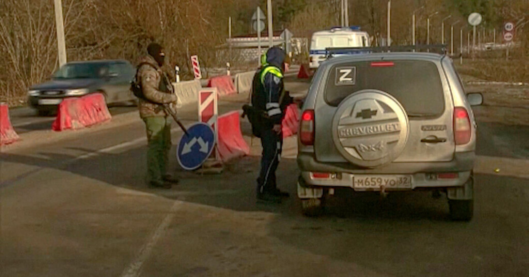 Ryssland har haft intrång över gränsen vid flera tillfällen. Här kontrollerar ryska poliser bilar vid gränsen efter en sådan incident i mars. Arkivbild. "Ser ut som en ukrainsk specialoperation"