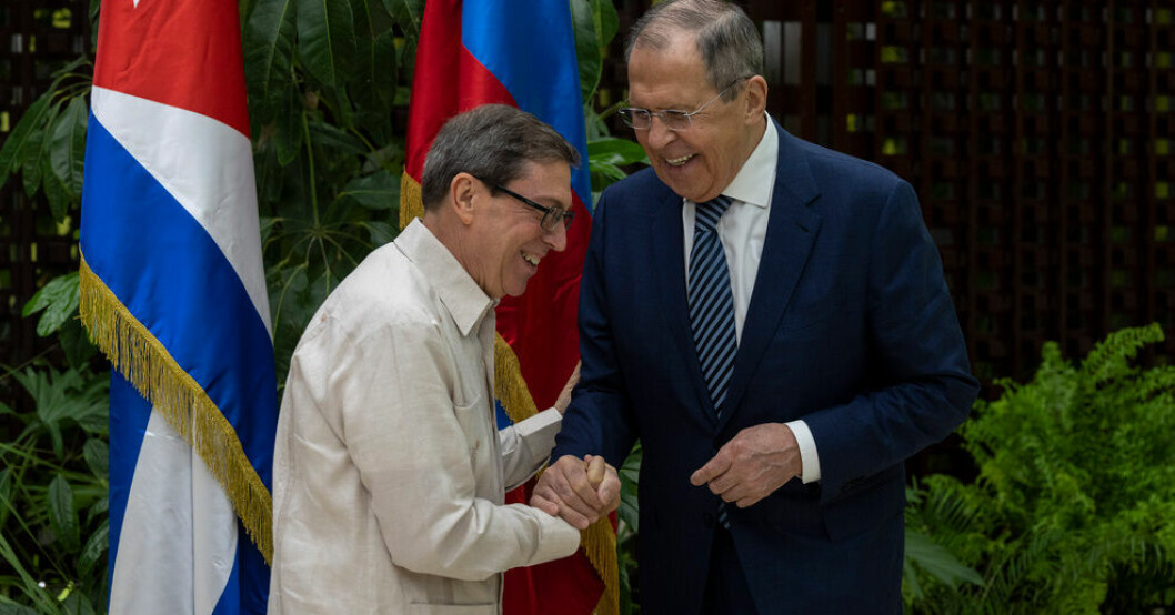 Sergej Lavrov (till höger) reser mycket just nu, och söker allierade i ljuset av västvärldens bojkott mot Rysslands krig. Här möter han sin kubanske kollega Bruno Rodríguez i Havanna häromdagen. Ryssland leder mötet i FN:s säkerhetsrådets