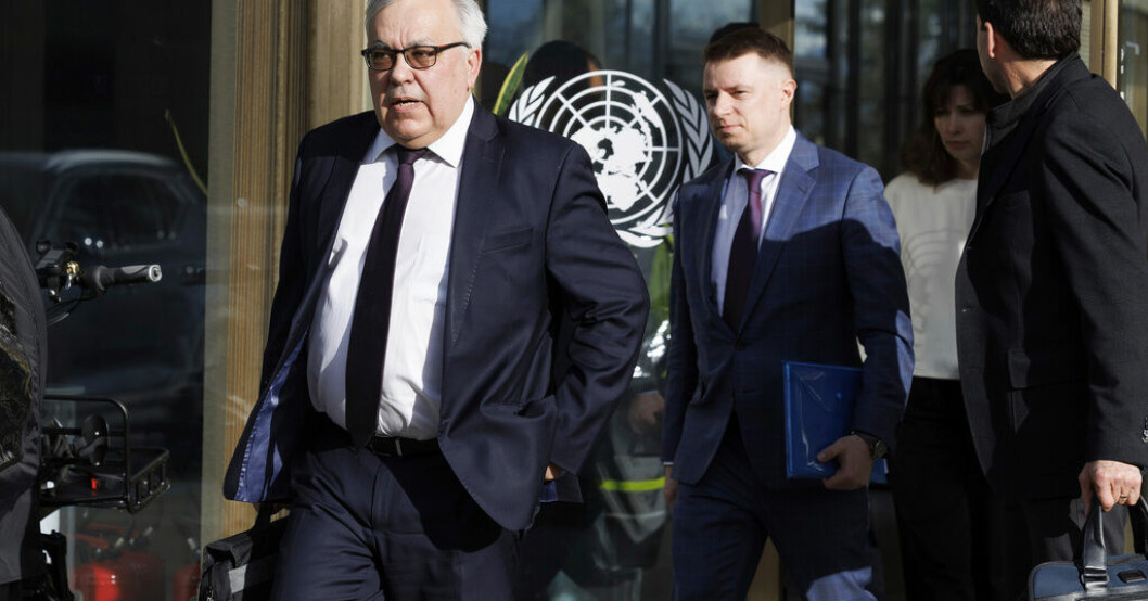 Rysslands biträdande utrikesminister Sergej Versjinin på väg från FN-byggnaden i Genève. Rysk tillfällig förlängning av spannmålsavtal
