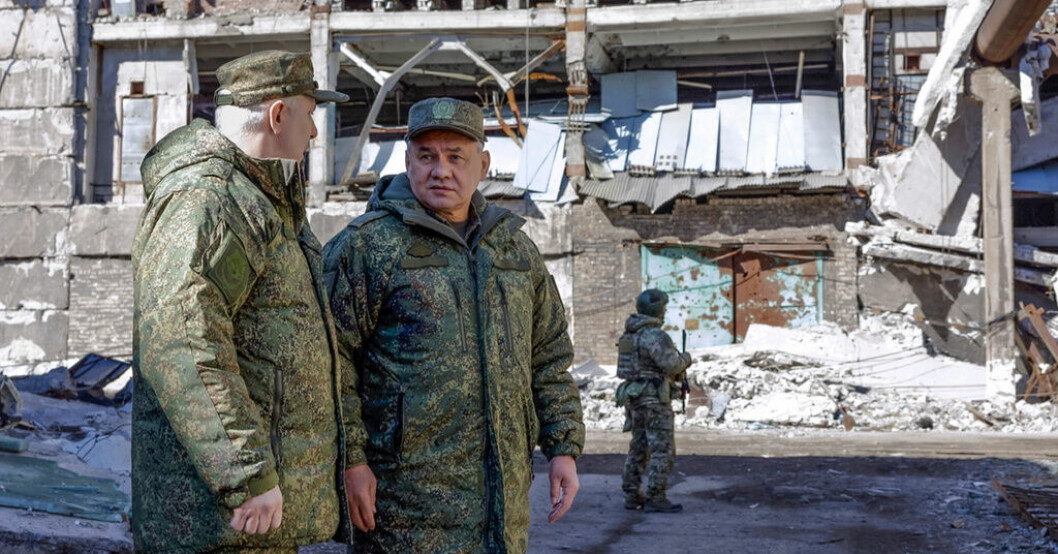 Rysslands försvarsminister Sergej Sjojgu på besök på okänd ort vid fronten. Sjojgu på ovanligt besök vid fronten