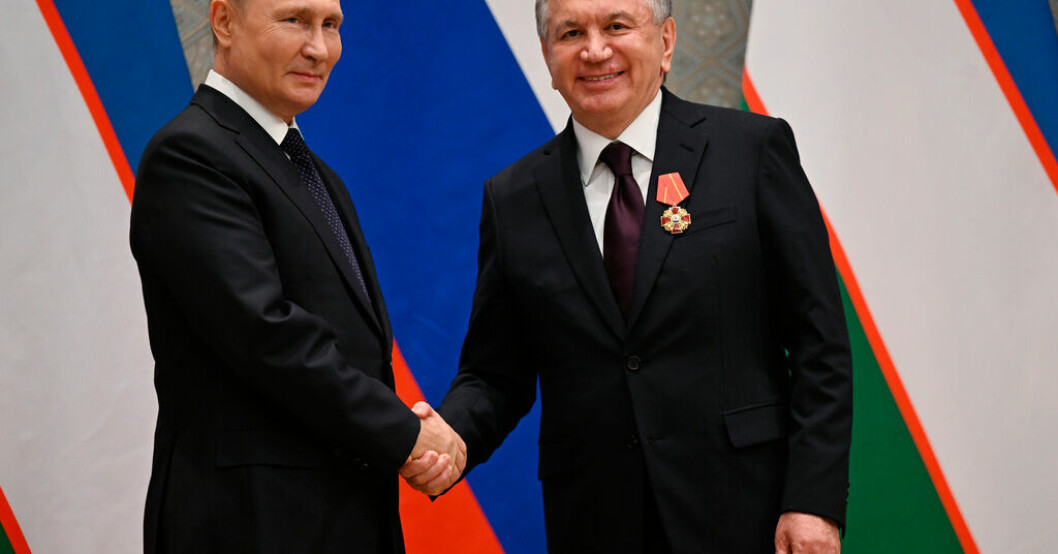 Rysslands president Vladimir Putin ger Uzbekistans president Sjavkat Mirzijojev Aleksandr Nevskij-orden, en rysk statsorden med rötter i tsartiden, i Samarkand 2022. Följer i Putins spår – kan sitta 16 år till