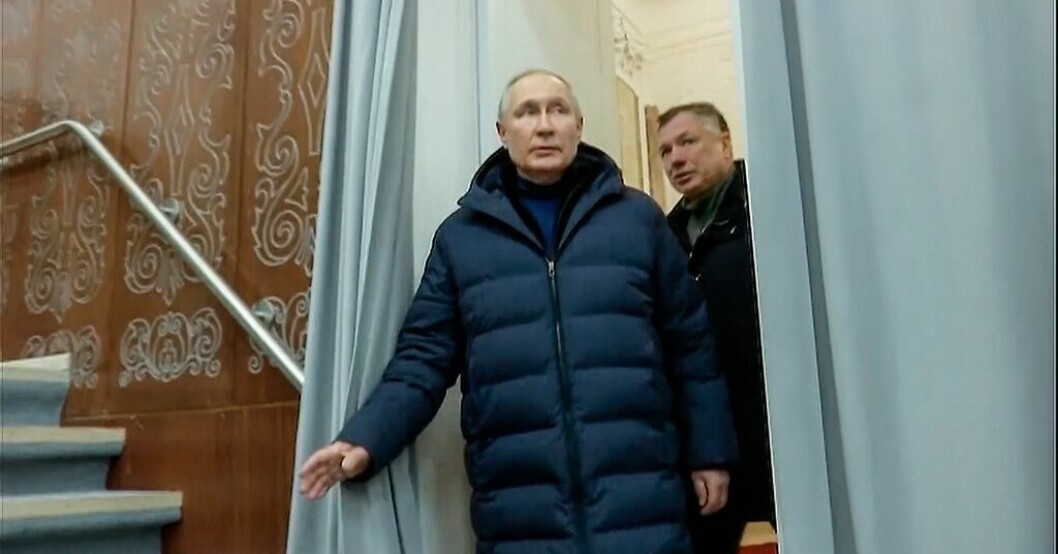 Rysslands president Vladimir Putin i ockuperade Mariupol. Bilden är distribuerad av Kreml. Putin i Marupol – en "markering" mot Biden