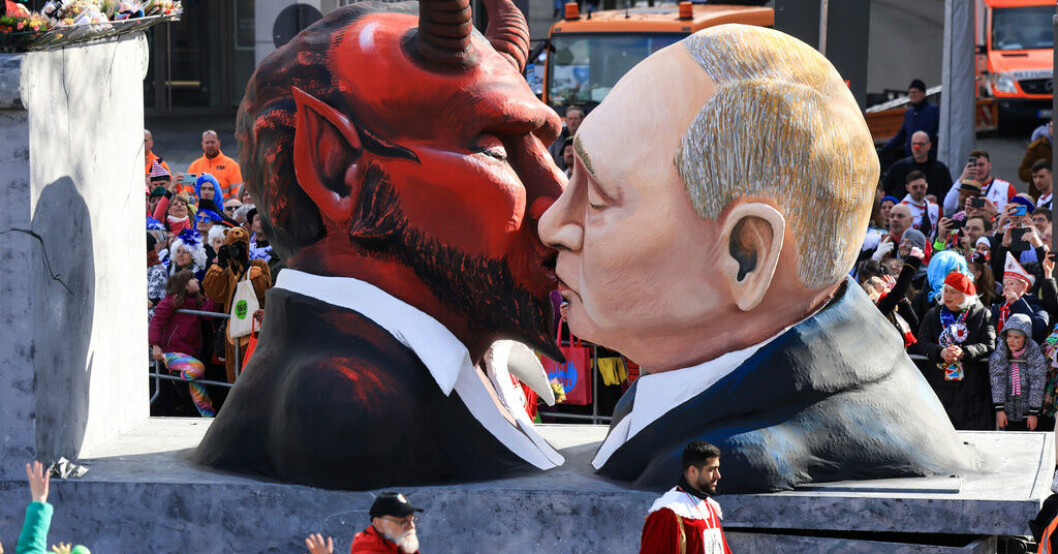 Rysslands president Vladimir Putin kysser djävulen, ett inslag i karnevalståget i Köln i Tyskland. Samma dag började en symbolisk rättegång mot Putin i Haag i Nederländerna. Symbolisk domstol ställer Putin inför rätta