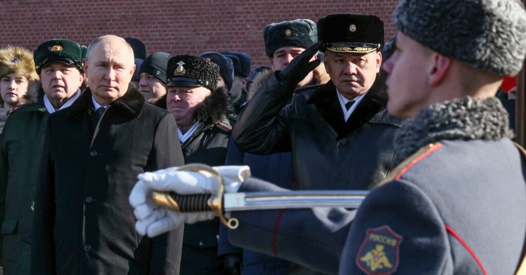Rysslands president Vladimir Putin och försvarsminister Sergej Sjojgu på en ceremoni i Kreml i februari. Läckta amerikanska säkerhetsdokument hävdar att försvarsdepartementet mörklägger antalet döda och skadade ryska soldater i kriget. Arkivbild. Nya dokument avslöjar: Djup oenighet i Kreml