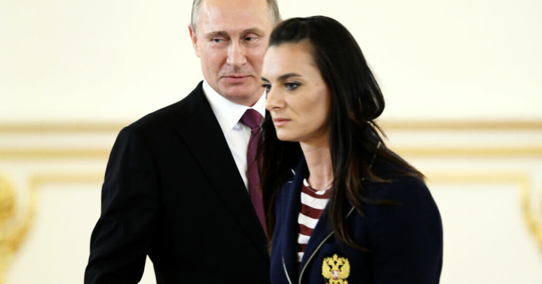 Rysslands president Vladimir Putin och stavhoppslegendaren Jelena Isinbajeva. Arkivbild. Legendaren kvar i IOK trots rysk armékoppling