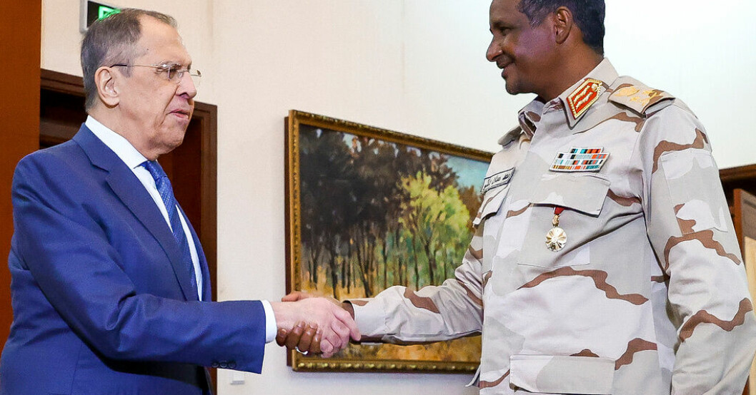 Rysslands utrikesminister Sergej Lavrov skakar hand med general Mohamed Hamdan Dagalo i Sudans huvudstad Khartum den 9 februari. Arkivbild. Källor: Wagner förser Sudans milis med vapen