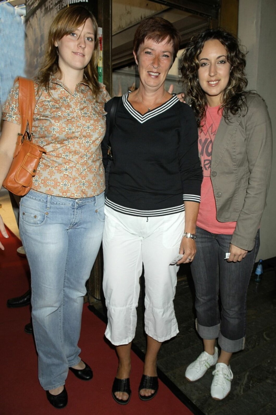 Mona Sahlin med döttrarna Ann-Sofie och Jenny på premiär av Batman år 2005. FOTO: Cecilia Liljeton/TT Mona Sahlin med döttrarna Jenny och Ann-Sofie