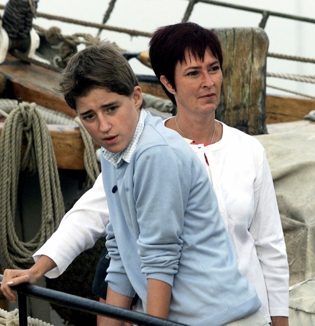 FOTO: Palle Hedemann/TT GUSTAV SAHLIN MED MAMMA MONA SAHLIN PÅ SEGELBÅT