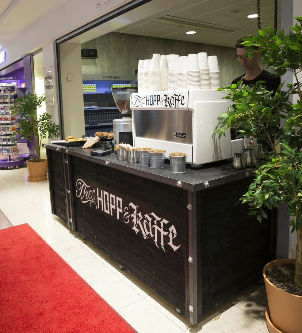 I förra veckan rullade Salong Betong ut röda mattan till Kaffebaren Tro, Hopp & Kaffe på Arlanda flygplats. Foto: Malin Bondeson Salong Betong